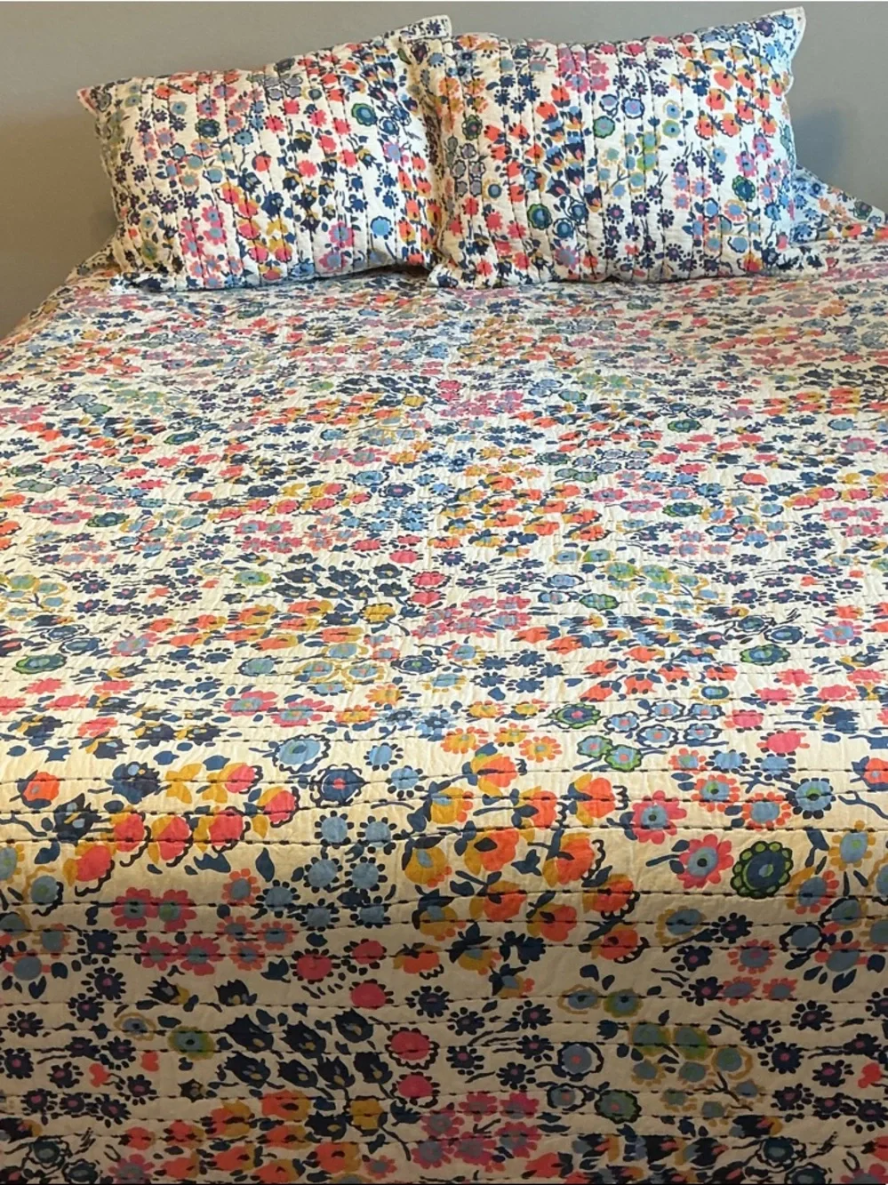 VERA BRADLEY QUEEN SIZE QUILT/2 SHAMS - Picture 1 of 4